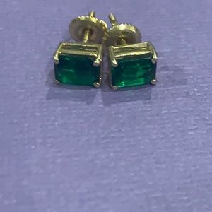 14kt emerald screw back earrings